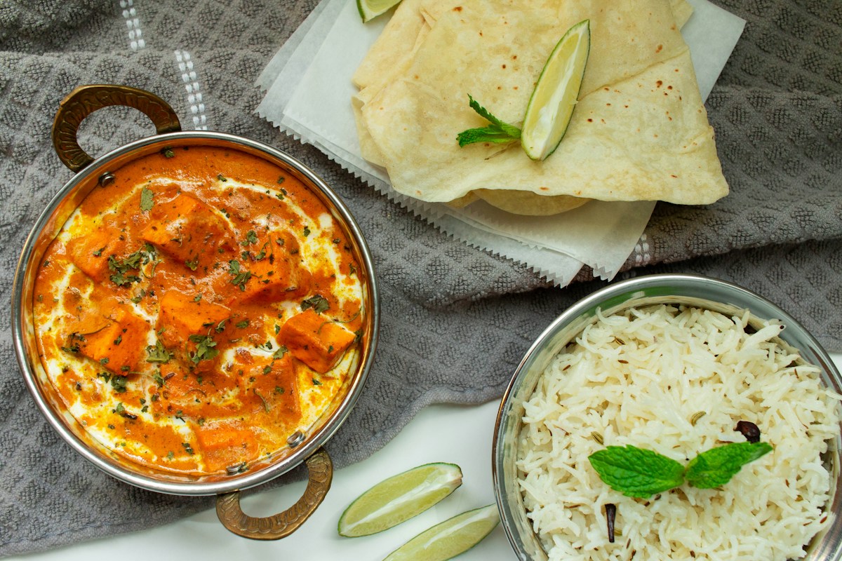 Indisches Paneer-Curry mit cremiger Tomatensauce