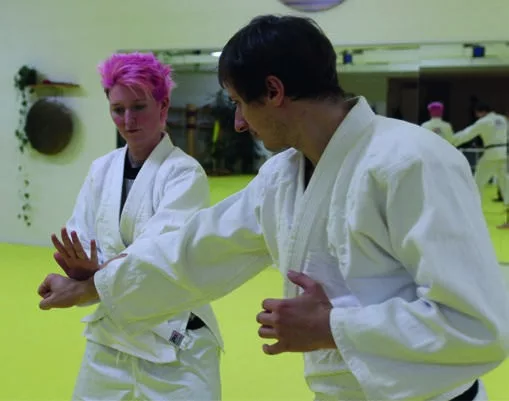 Mona und ein Trainingspartner üben Aikido