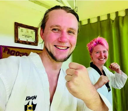 Zwei lachende Trainingspartner im PAGOJO