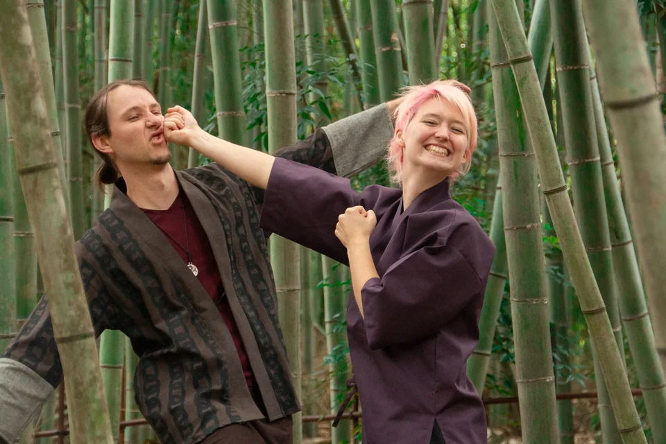 Mona und André lachen beim Wing-Chun-Training