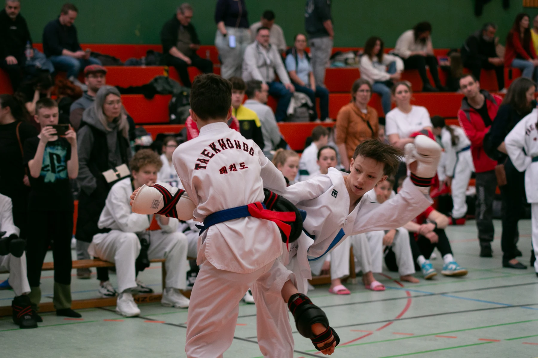 Zwei junge Sportler beim Taekwondo-Wettkampf