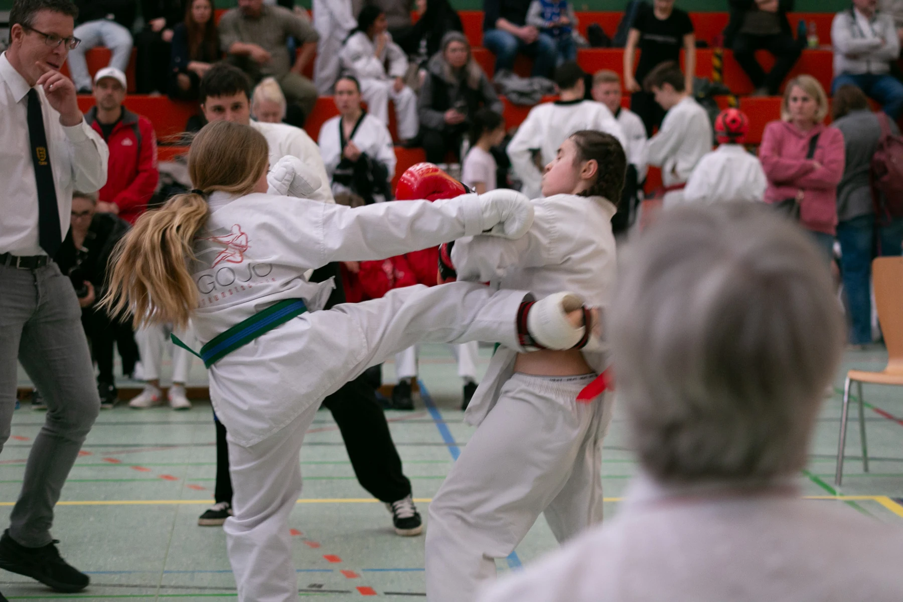 Junge Sportlerinnen beim Taekwondo-Wettkampf